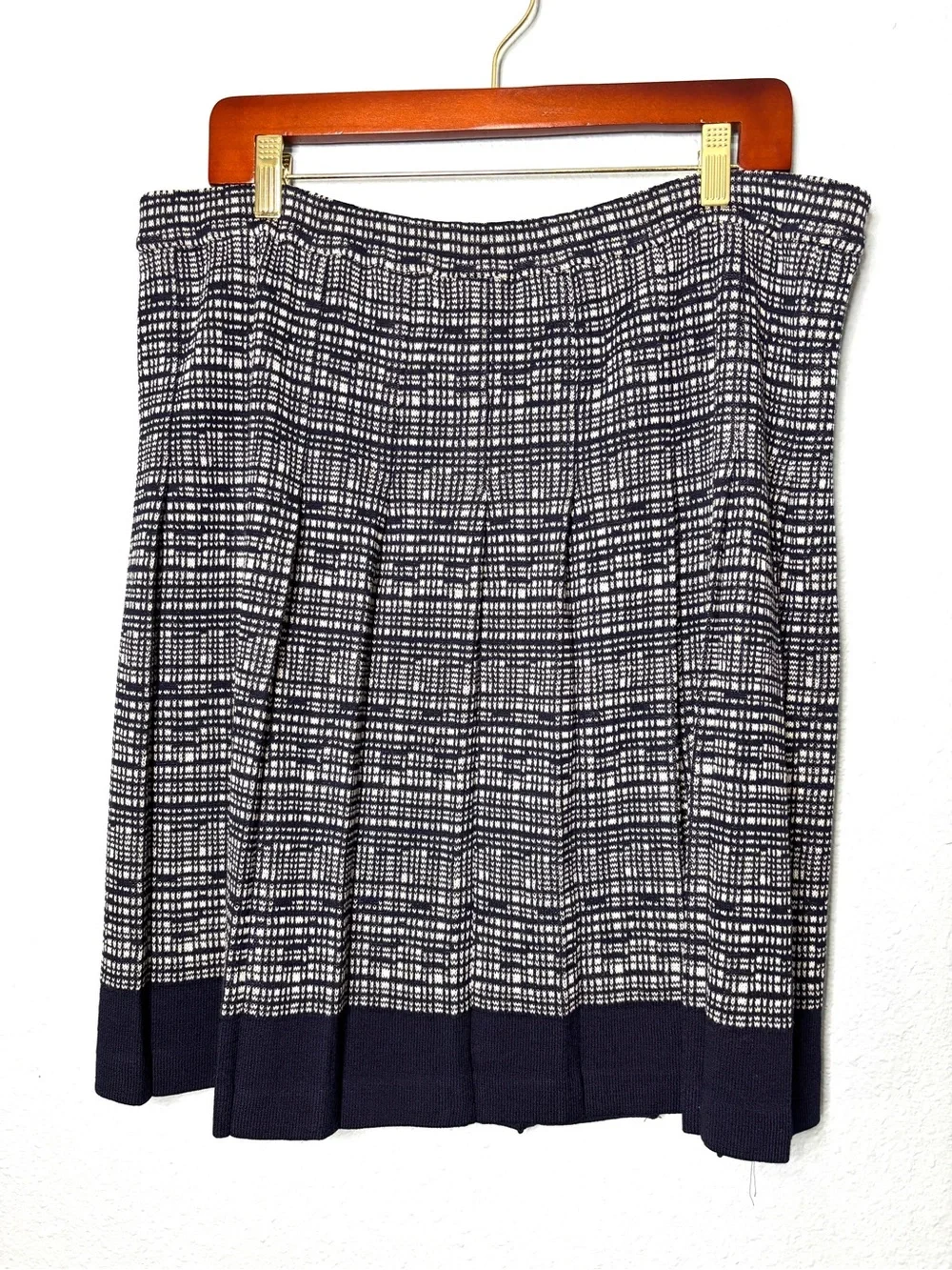 St. John Pleated Knit Skirt Navy Blue & White Geo Plaid 12